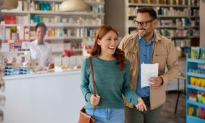 În ultimii ani, modul în care românii cumpără produse pentru sănătate și îngrijire s-a schimbat semnificativ. Tot mai multe persoane caută nu doar prețuri bune sau livrare rapidă, ci și siguranța că produsele provin dintr-o farmacie autorizată, cu specialiști reali în spatele recomandărilor.