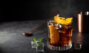 cocktail cu rom cuburi de geata si doua felii de lamaie