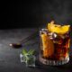 cocktail cu rom cuburi de geata si doua felii de lamaie