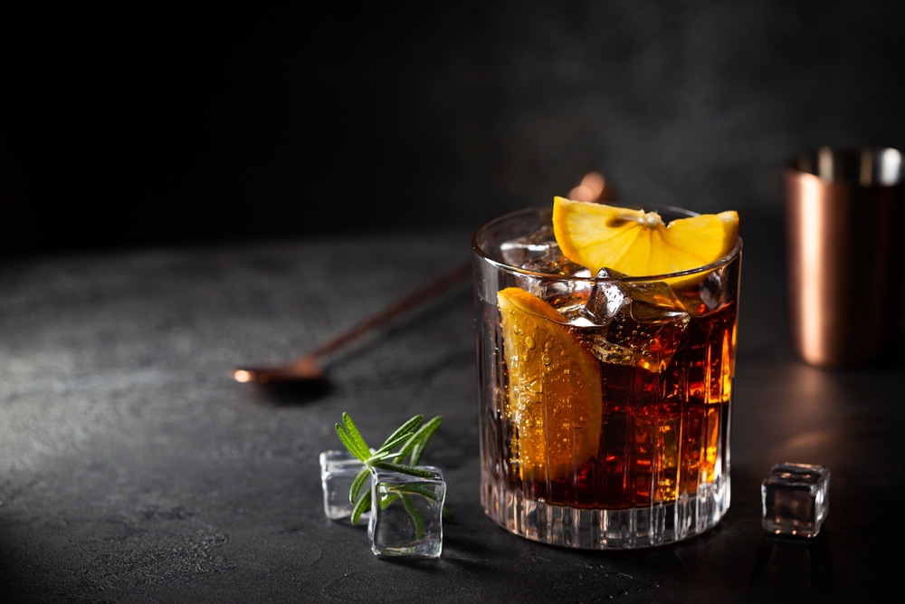cocktail cu rom cuburi de geata si doua felii de lamaie